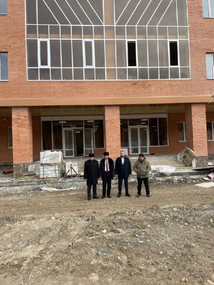 «Партийный десант» проинспектировал ход строительства школы в с.п. Сурахахи. «Партийный десант» проинспектировал ход строительства школы в с.п. Сурахахи.